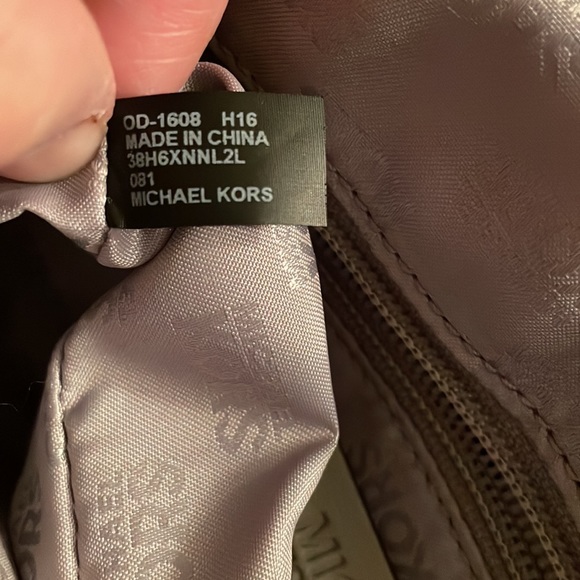 Michael Kors Grey Quilted Soft Leather Sholder Bag.Pristine Condition.⚠️FIRM⚠️ - Picture 9 of 15